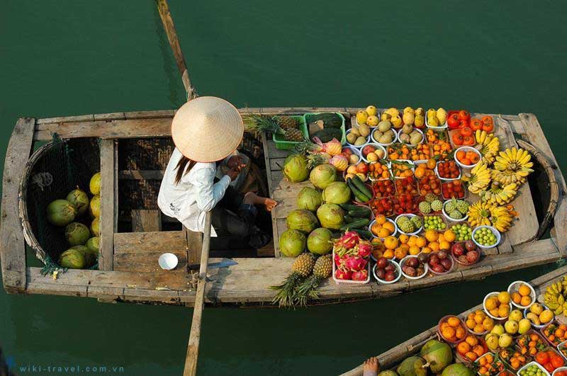 chợ bày bán khá nhiều các loại trái cây nhiệt đới