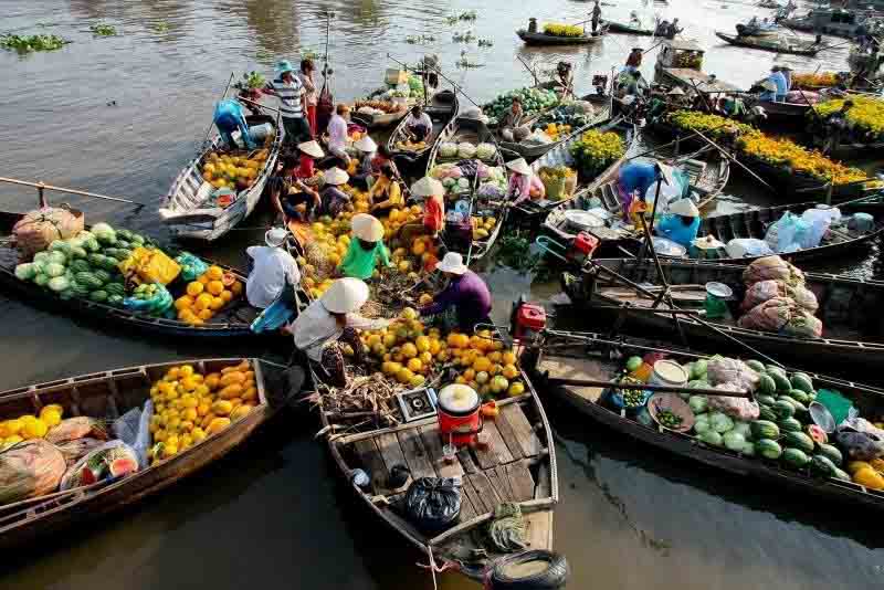 chợ nổi nằm ngày khúc sông cửa lớn hướng vào tỉnh cà mau